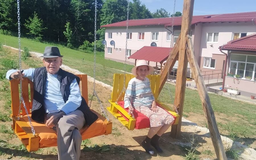 Ljuljaške u dvorištu doma, u posjeti i najmlađi