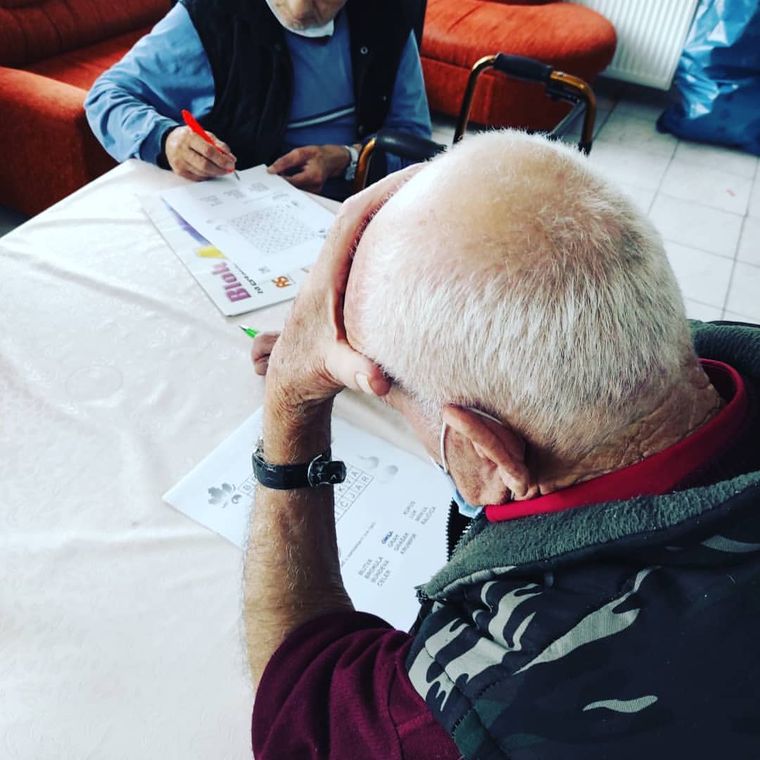 Stanar za stolom rješava ukrštene riječi