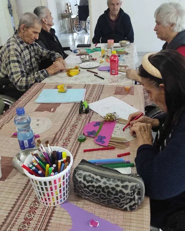 Stanari crtaju i boje za zajedničkim stolom